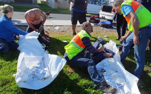 Die twee drenkelinge word hier gestabiliseer. Vlnr: Chantell Buys en Cassie Carstens van Overstrand Medical Response. Jean le Roux en Deon Langenhoven van NSRI Hermanus met Rory Richards wat die 2 drenkelinge uit die see gered het, regs agter.